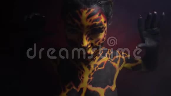 以火山熔岩的形式在一个女孩的身体上画身体跳着恶魔般的舞蹈视频的预览图