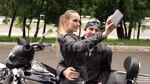 几个骑摩托车的人在摩托车上自拍视频的预览图