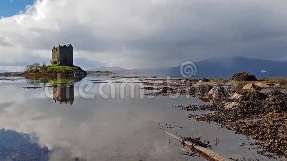 秋天的斯托克城堡水中倒影高地苏格兰视频的预览图