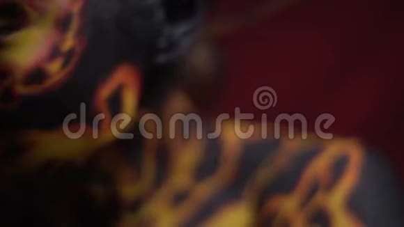 一个身材魁梧的女孩黑色的烧伤手和火山概念艺术视频的预览图