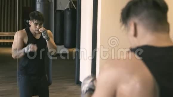 男拳击手在镜子前打拳视频的预览图