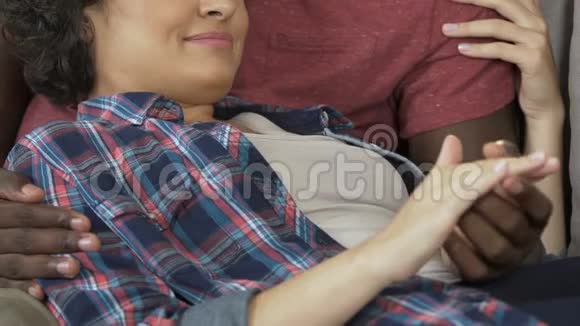 男朋友和女朋友在家享受浪漫约会牵手恋爱视频的预览图