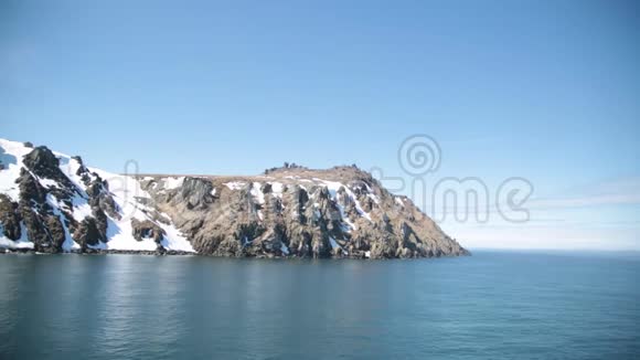 岛上岩石海岸的景色视频的预览图