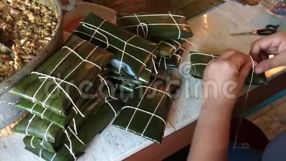 女人的双手准备新鲜的圣诞委内瑞拉菜肴加拉加斯视频的预览图
