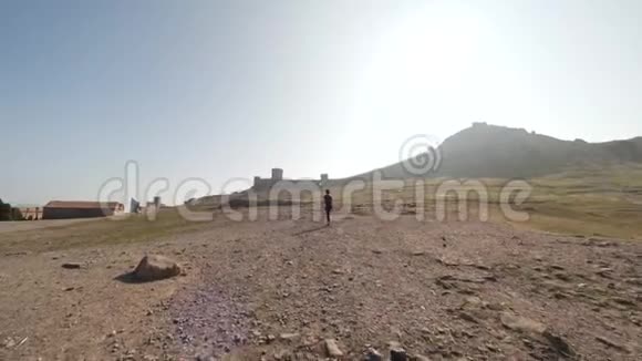 年轻女子走在山里视频的预览图