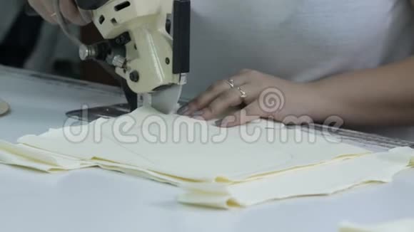 裁剪面料缝纫工作裁剪间裁剪轻米色布裁裁刀缝制衣服的式样视频的预览图