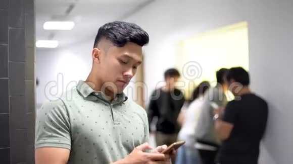 亚洲帅哥担心和朋友在电话里聊天视频的预览图