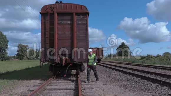 铁路工人检查货车车顶视频的预览图