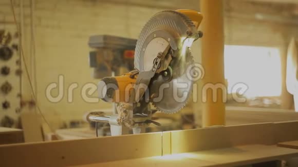 家具车间生产木制产品的圆锯视频的预览图