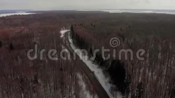 森林里的公路空中录像视频的预览图