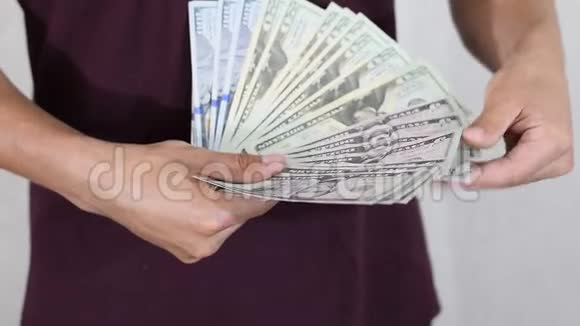 男人扇出一包美元手中的钱视频的预览图