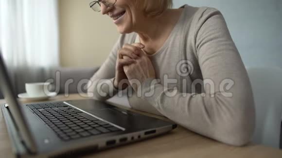 年长妇女在网上与孩子交流看手提电脑屏幕视频的预览图
