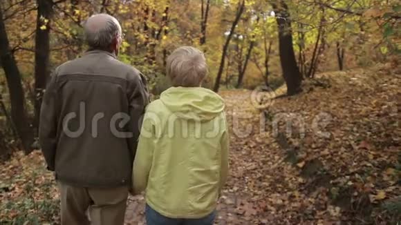 一对爱在秋天拥抱的老夫妇视频的预览图