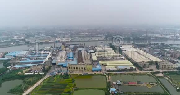 中国河岸上的工业商店河岸上的植物视频的预览图