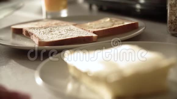 黄油烤面包将黄油涂在面包上视频的预览图