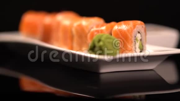 盘子里的加州烤鱼寿司视频的预览图