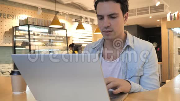 咳嗽生病的年轻人咳嗽坐在咖啡馆里视频的预览图