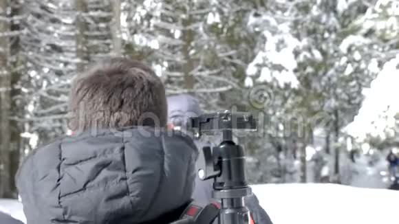 在冬天的山上散步的游客视频的预览图