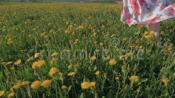 穿着衣服的女人在一片带着黄色花朵的田野里奔跑视频的预览图