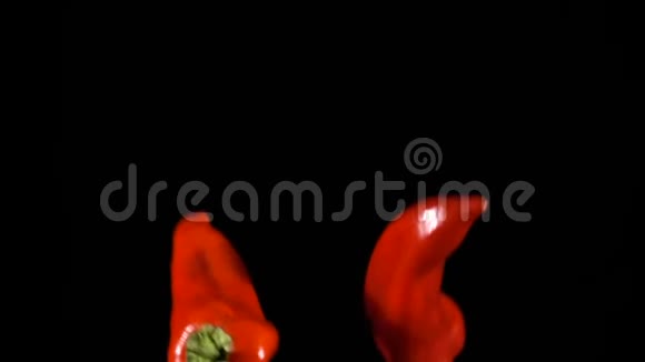 两颗落下的红辣椒慢动作视频的预览图