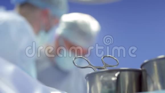 两名外科医生在手术室做手术视频的预览图