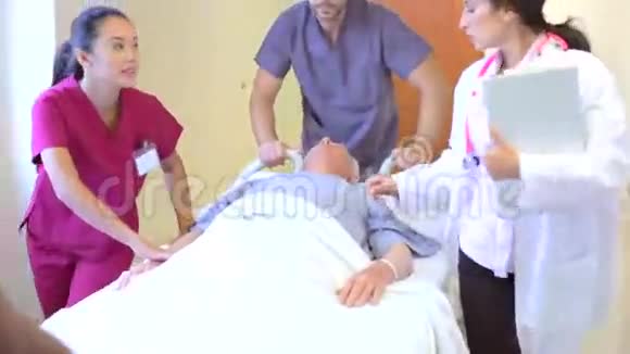 老年男性病人在医院走廊被轮走视频的预览图