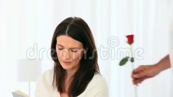 可爱的中年夫妇带着一朵花视频的预览图