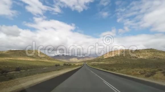 在南非的两条车道上开车从车载摄像头上看视频的预览图