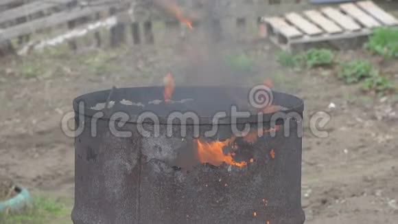火在生锈的旧桶里燃烧视频的预览图