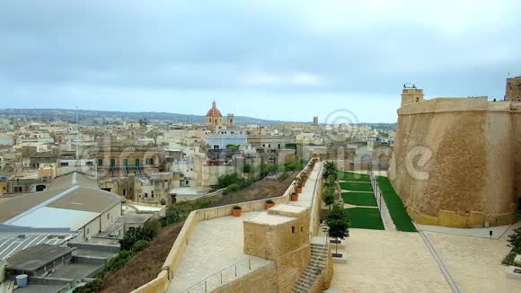 西塔德拉堡的城墙可以看到圣约翰的半盆地维多利亚戈佐岛马耳他视频的预览图