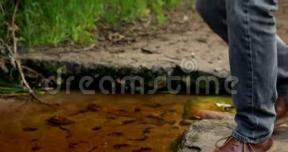 男徒步旅行者用水洗脸视频的预览图