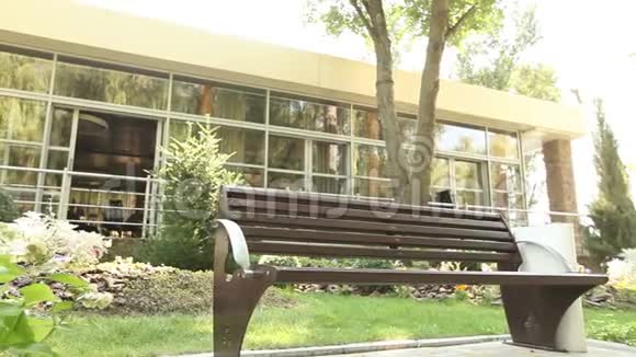 公园里一家餐馆前的长凳一座现代化的建筑视频的预览图