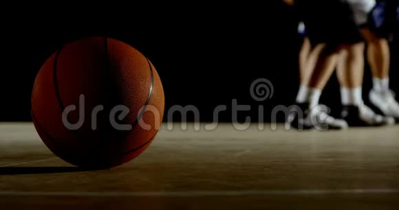 当球员在球场上打篮球时背景是4k视频的预览图