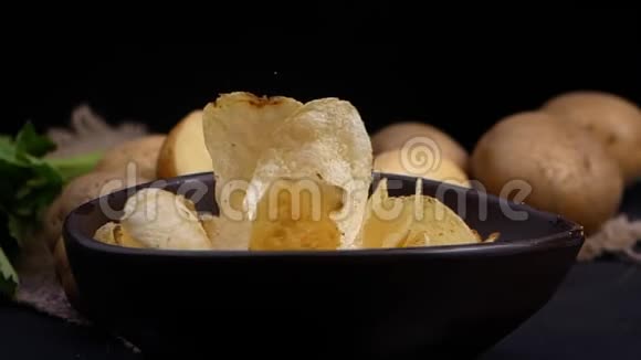 碗里的薯片和生薯片视频的预览图