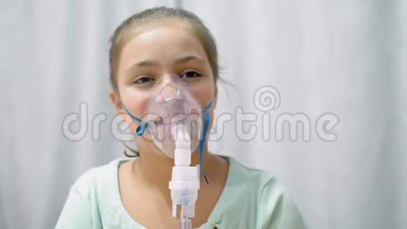 少女通过吸入面罩吸入视频的预览图