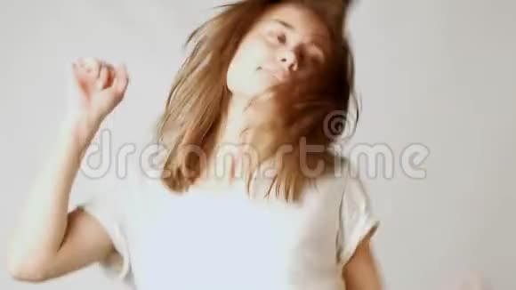年轻活泼迷人的女人在镜头前跳舞和玩头发视频的预览图