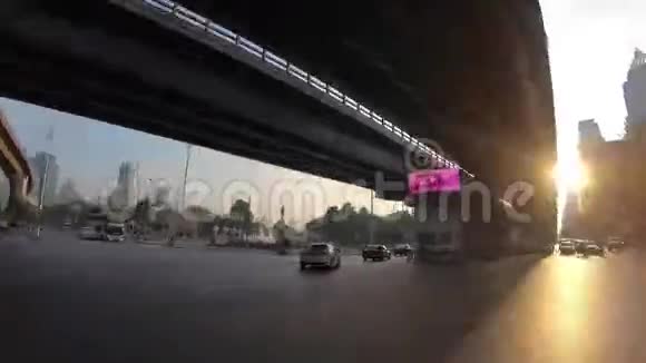 泰国曼谷早上穿越公路的时间推移视频的预览图