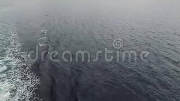 无人驾驶飞机撞上了海尾视频的预览图