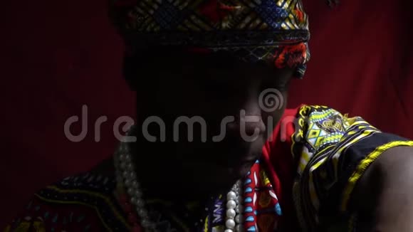 一个善于思考的非洲男人穿着短裙拿着珠子视频的预览图
