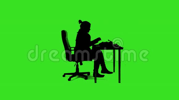 办公桌办公室的绿色屏幕剪影女士配有打字机视频的预览图