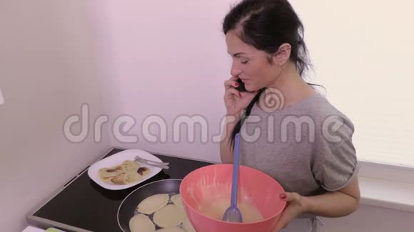 女人打电话做煎饼视频的预览图
