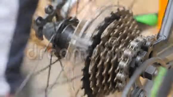 速自行车后链轮高速自行车后链轮在旋转轮的背景下视频的预览图