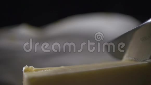 刀被夹在奶酪上视频的预览图