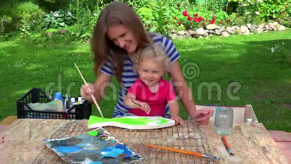画家女画家带着女儿画木鱼装饰视频的预览图