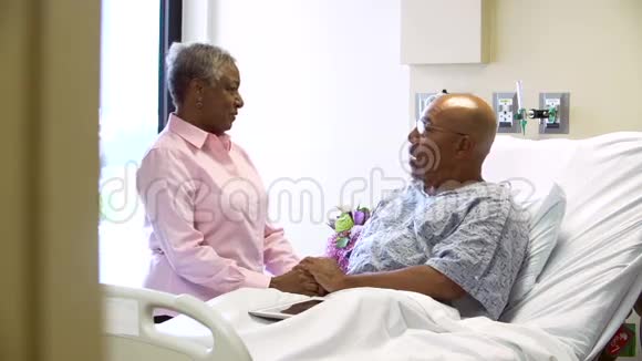 女医生在医院病房里和老夫妇谈话视频的预览图