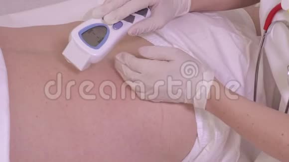 护士检查病人的皮肤状况视频的预览图