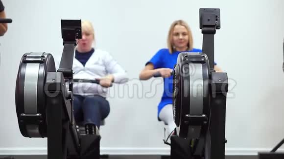 那个女孩在健身房里为模拟器上的手做练习视频的预览图