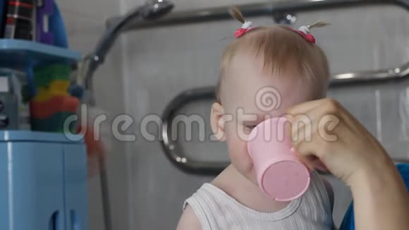 小女孩刷牙后从杯子里喝水视频的预览图