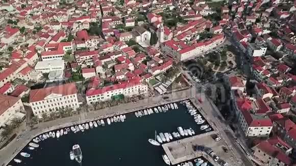 飞越克罗地亚Korcula岛的VelaLuka镇上空视频的预览图