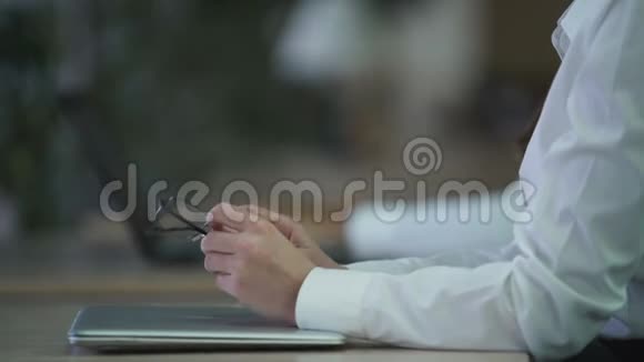 自信成功的年轻女士在项目上工作在办公室使用笔记本电脑视频的预览图